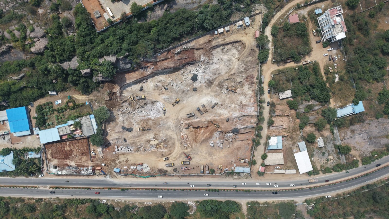 Top-down view of the excavated Hyven site beside the highway